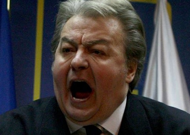 Vadim Prepare Un Tweet Pour Informer