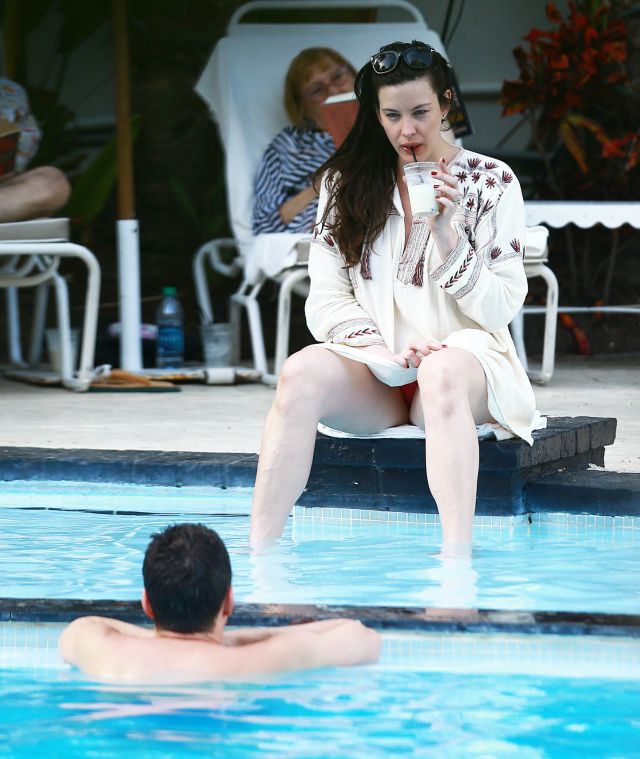 FOTO / Liv Tyler, poziţie indecentă la piscină! 