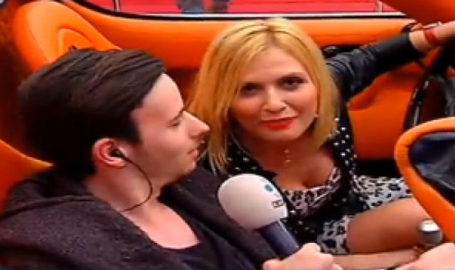 Sosia Elenei Udrea vrea să-şi ia maşină de lux! Avea rochie, dar s-a urcat în portbagajul unei bijuterii pe patru roţi ca să facă un test