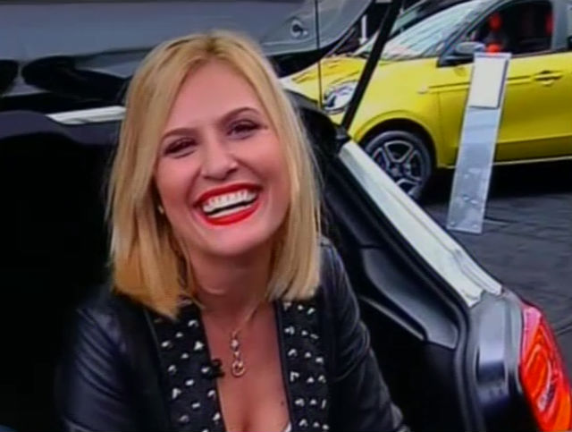 Sosia Elenei Udrea vrea să-şi ia maşină de lux! Avea rochie, dar s-a urcat în portbagajul unei bijuterii pe patru roţi ca să facă un test