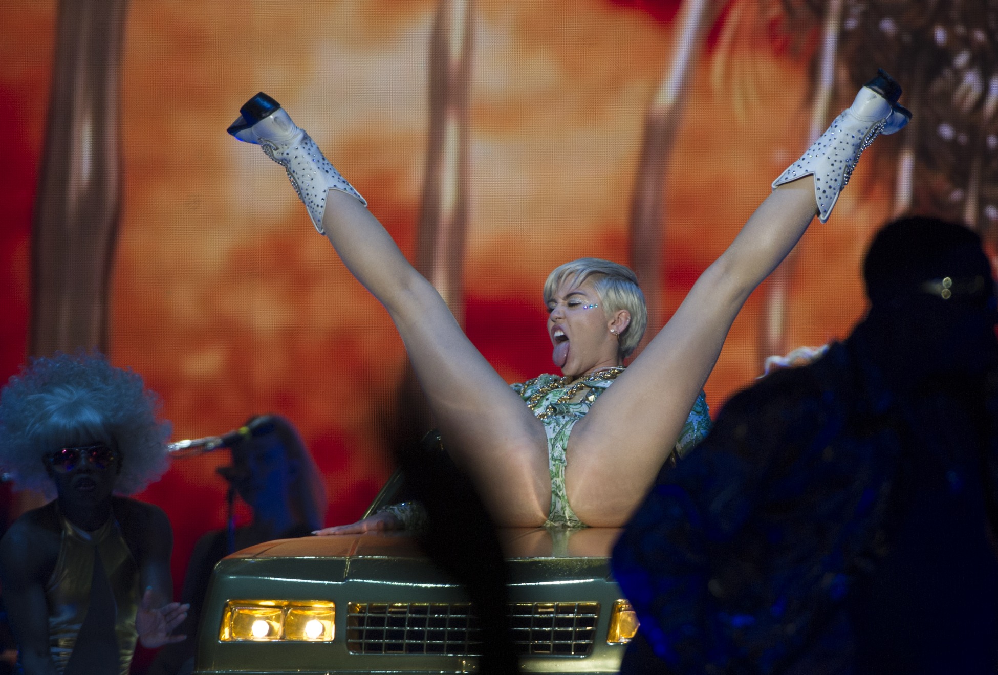 Miley Cyrus a încercat toate poziţiile de sex pe scenă! 