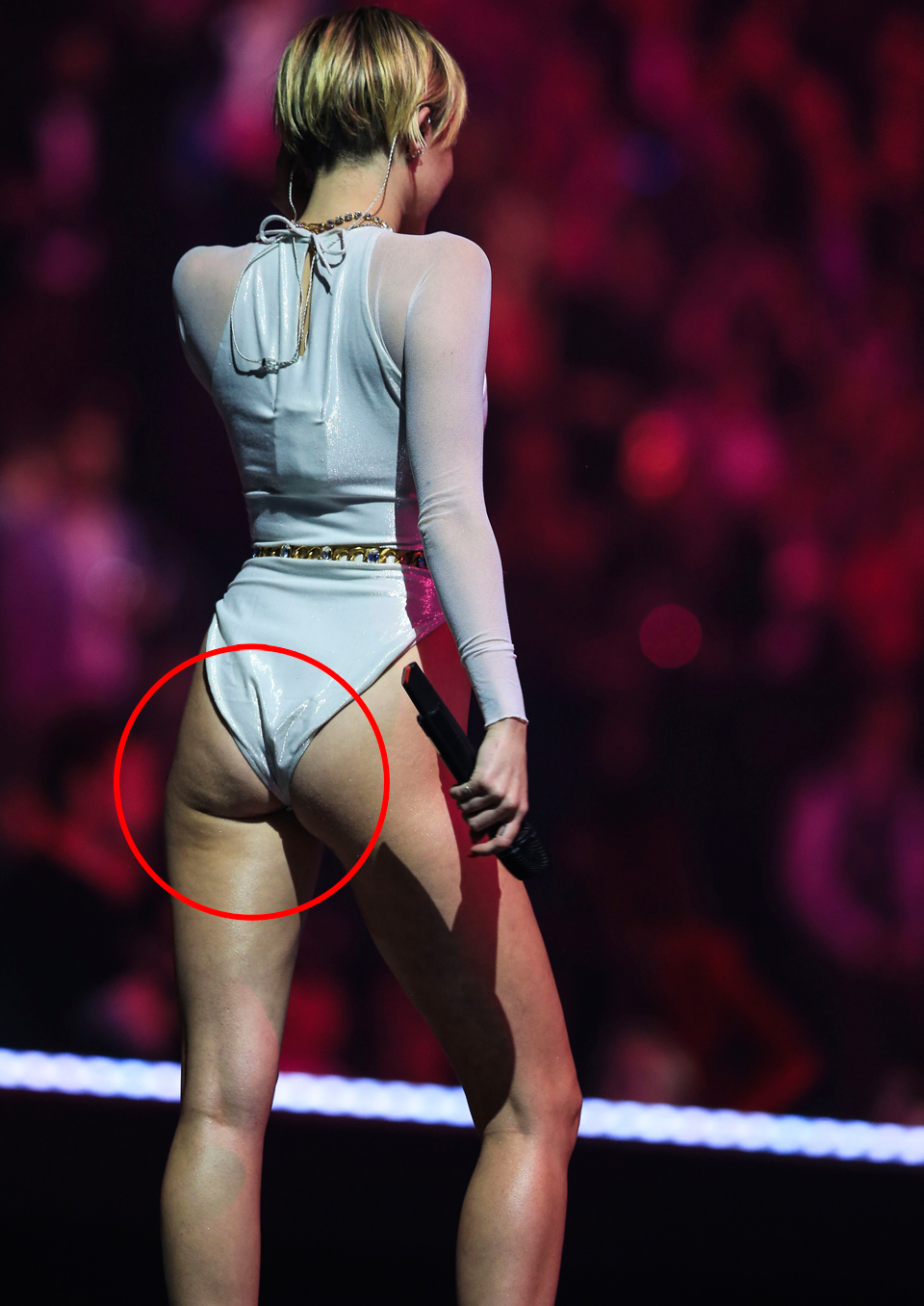 VIDEO Miley Cyrus, cu sfÃ¢rcurile la vedere, a fumat un joint pe scenÄƒ! Vezi  detaliul de sub talie care le-a luat minÅ£ile bÄƒrbaÅ£ilor | Spynews.ro