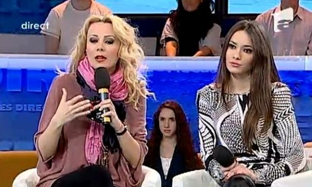 Asa Mamă Asa Fiică Fata Danei Săvuică S A Dezbrăcat Si Toată Lumea A Rămas Mască