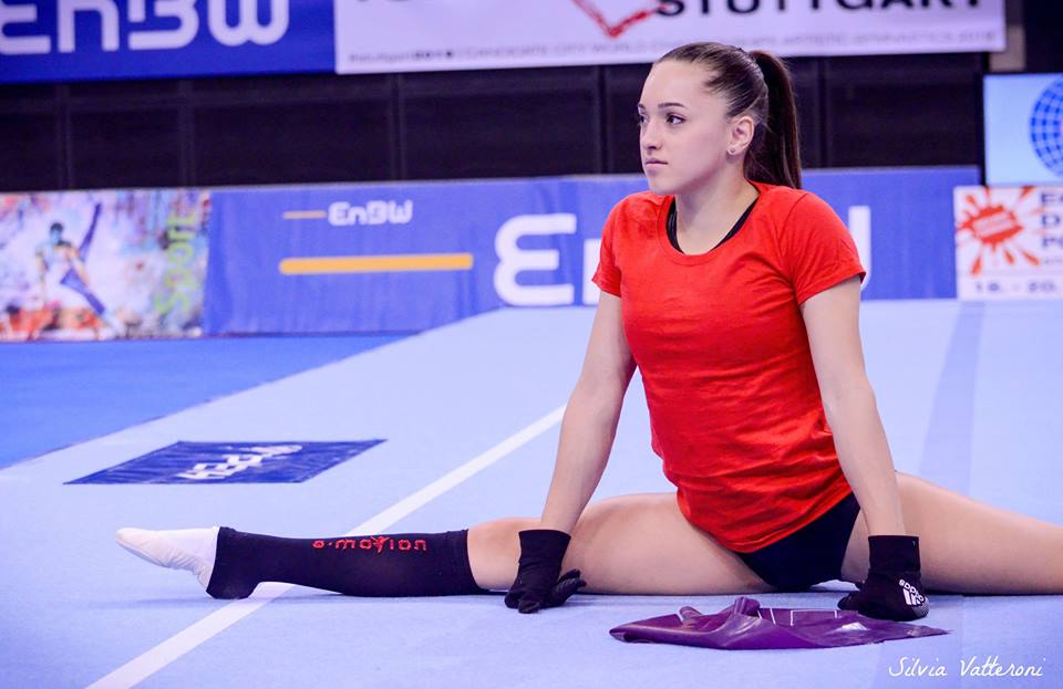 Gimnasta Larisa Iordache şi-a schimbat look-ul. Uite cum ...